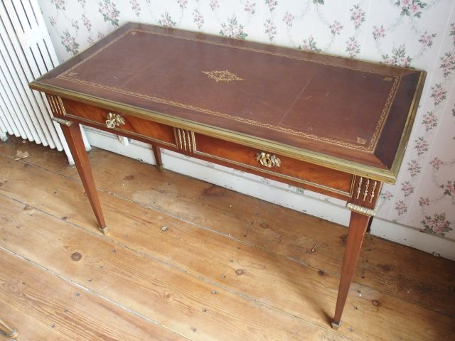 Bureau de style Louis XVI en acajou et placage d'acajou, riche ornemen