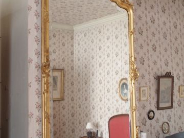 Glace de cheminée Napoléon III en bois et stuc doré, fronton ajouré, à