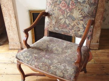 DANS LE COULOIR Paire de fauteuils de style Louis XIV en merisier, pie
