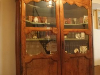 Vente aux enchères Vitrine Louis XIV en ormeau, ouvrant à deux portes vitrées en partie s