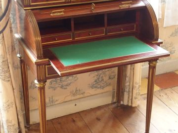 CHAMBRE 3 Bureau cylindre de style Louis XVI en acajou et placage d'ac