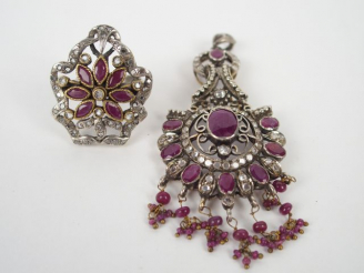 Vente aux enchères Parure en argent, rubis, perles de couleur et pierres à l'imitation du