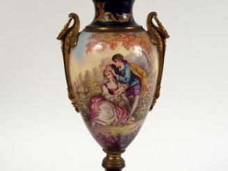 Vente aux enchères 	Vase de style Louis XVI en porcelaine de Sèvres, à décor polychrome d