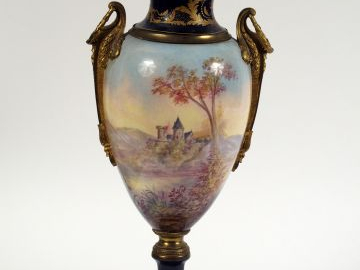 	Vase de style Louis XVI en porcelaine de Sèvres, à décor polychrome d