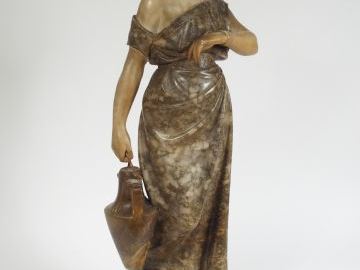Sculpture 1900 en albâtre 'La porteuse d'eau' (un doigt accidenté). H.