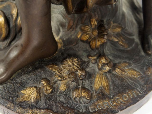 L. GREGOIRE "Le messager". Sculpture en bronze à patine brune et dorée