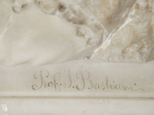 G. 	BASTIANI. Signée Prof. J. Bastiani. Grande sculpture en albâtre "B