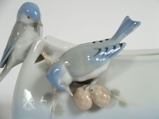 Vide poche en porcelaine de Copenhague, à décor en relief d'oiseaux.