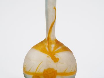 GALLE. Soliflore en verre, à décor gravé en camée à l'acide de libellu