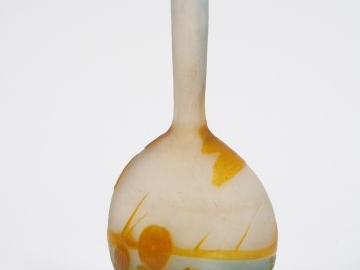 GALLE. Soliflore en verre, à décor gravé en camée à l'acide de libellu