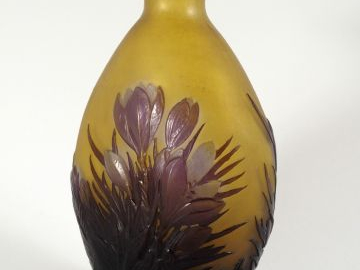 	GALLE. Vase en verre, décor gravé en camée à l'acide de crocus, bleu 
