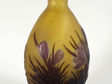 	GALLE. Vase en verre, décor gravé en camée à l'acide de crocus, bleu 