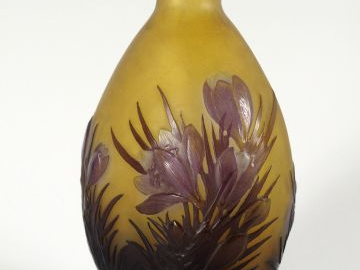 	GALLE. Vase en verre, décor gravé en camée à l'acide de crocus, bleu 