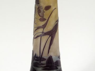 GALLE. Vase en verre, à décor de fleurs aquatiques mauve et jaune grav