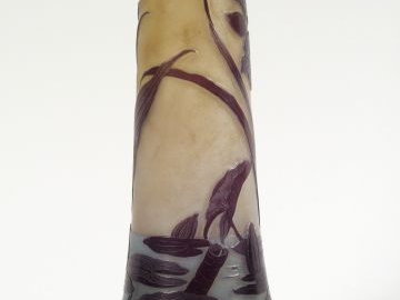 GALLE. Vase en verre, à décor de fleurs aquatiques mauve et jaune grav