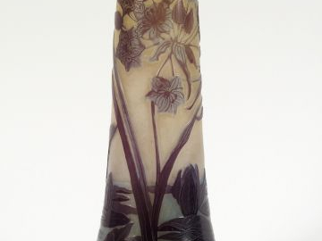 GALLE. Vase en verre, à décor de fleurs aquatiques mauve et jaune grav