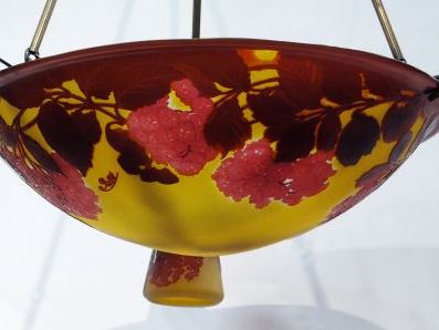 	GALLE. Grande suspension en verre, décor d’hortensias rouge sur fond 