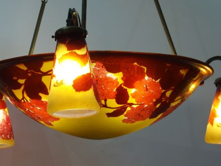 	GALLE. Grande suspension en verre, décor d’hortensias rouge sur fond 