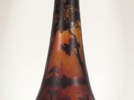 	DAUM. Grand vase en verre, décor de paysage lacustre, fond martelé et