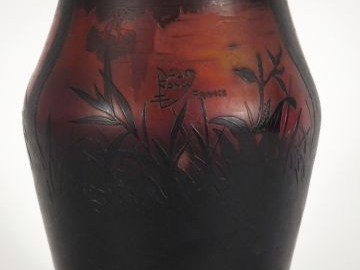 	DAUM. Grand vase en verre, décor de paysage lacustre, fond martelé et
