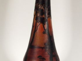	DAUM. Grand vase en verre, décor de paysage lacustre, fond martelé et