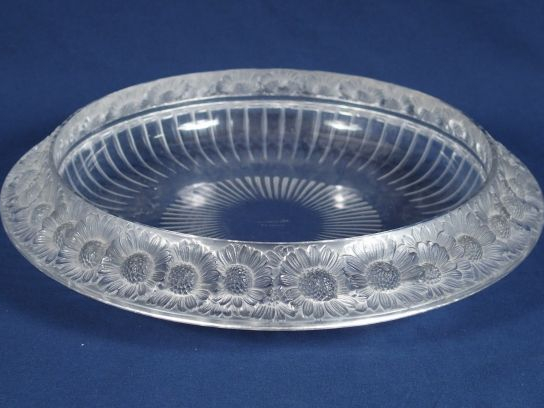 LALIQUE. Coupe en cristal, à décor de marguerites. Signée. Diam. : 37 