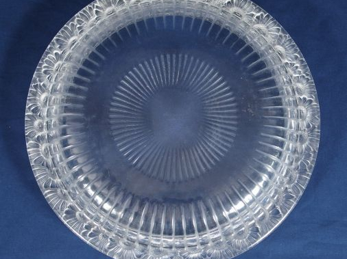 LALIQUE. Coupe en cristal, à décor de marguerites. Signée. Diam. : 37 