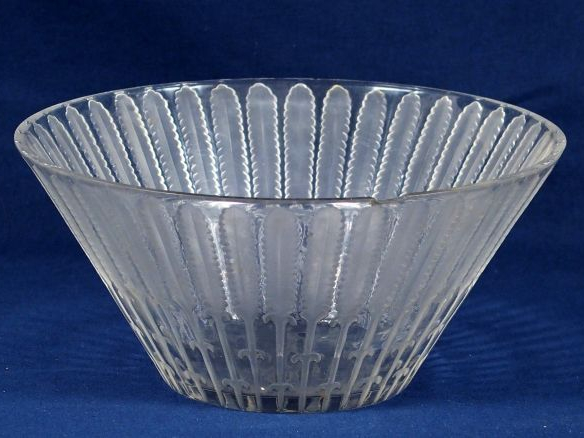 LALIQUE. Saladier en cristal, à décor de feuillage stylisé (égrenure).