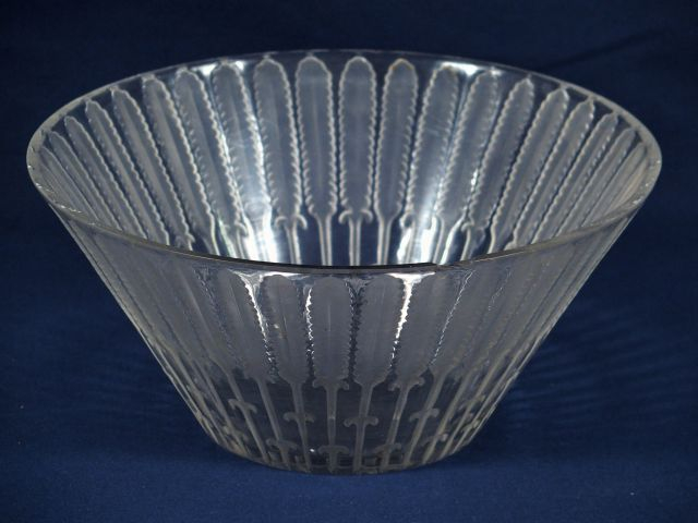 LALIQUE. Saladier en cristal, à décor de feuillage stylisé (égrenure).