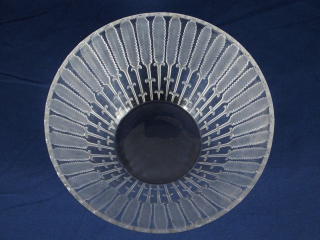 LALIQUE. Saladier en cristal, à décor de feuillage stylisé (égrenure).