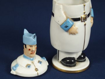 ROBJ. Pot à tabac en porcelaine polychrome "Poilu". Signé. H. : 20 cm