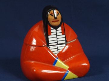 ROBJ. Encrier en porcelaine polychrome "Chef indien". Signé. H. : 13 c