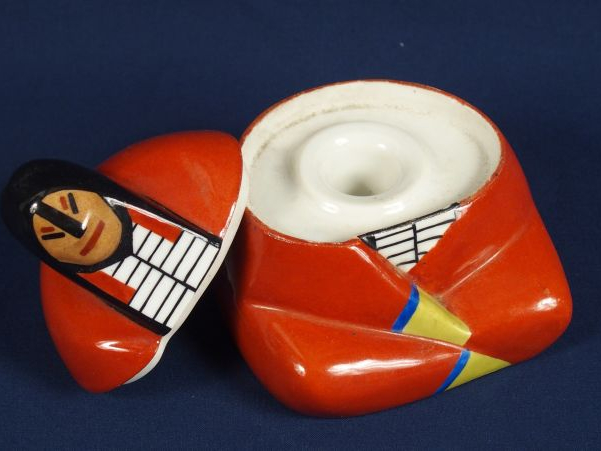 ROBJ. Encrier en porcelaine polychrome "Chef indien". Signé. H. : 13 c