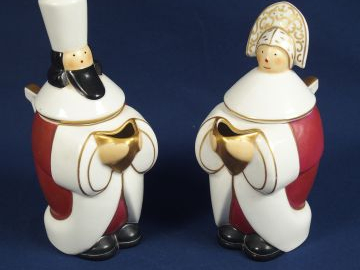 ROBJ. Paire de verseuses en porcelaine polychrome "Couple russe". Sign
