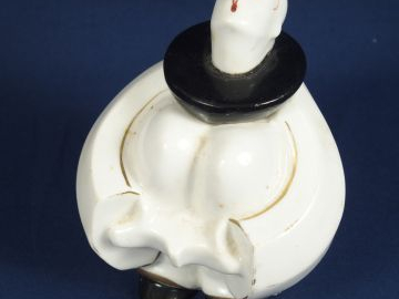 ROBJ. Encrier en porcelaine polychrome "Pierrot". Signé.H. : 14 cm