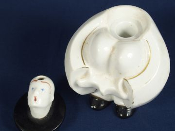 ROBJ. Encrier en porcelaine polychrome "Pierrot". Signé.H. : 14 cm