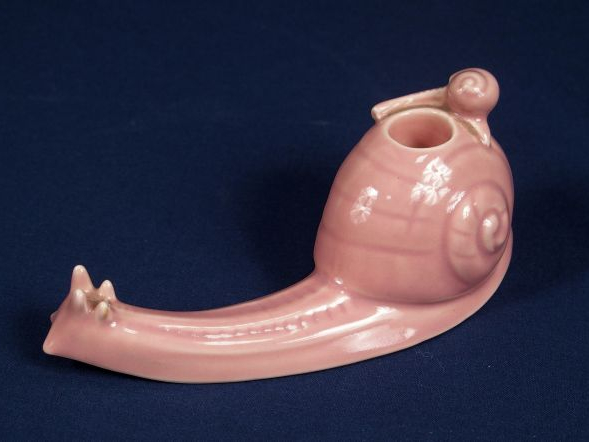 ROBJ. Porte piques en porcelaine rose en forme d'escargot. Signé.