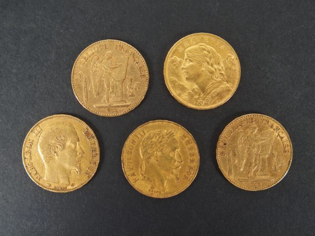5 pièces de 20 Francs or: - Napoléon III tête nue, 1856-A, - Napoléon 