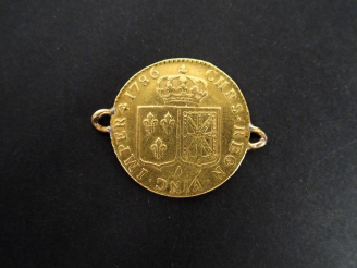 Vente aux enchères Pièce or Louis XVI 1786 (soudée à 2 endroits). Poids: 7,7gr Expert: Th