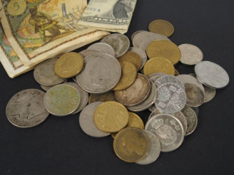 Vente aux enchères 2 billets de 5 Francs 1966 et 1967, 1 billet de 1 Dollar et un lot de 