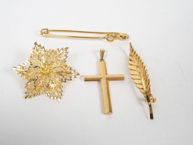 Epingle à nourrice, broche en forme de plume et pendentif en forme de 