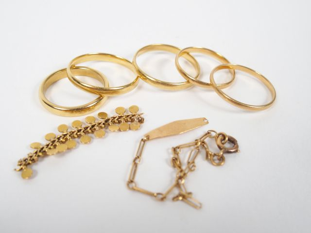 Cinq alliances en or jaune, gourmette d'enfant (accidentée) et un élém