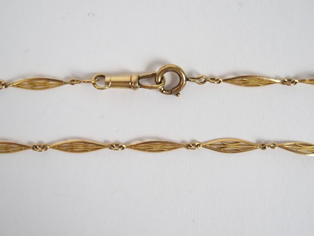 Giletière en or jaune décor filigranné. Poids: 12,2gr