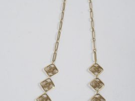 Vente aux enchères Collier or jaune à décor de médaillons filigranés. 42cm Poids: 6,4gr