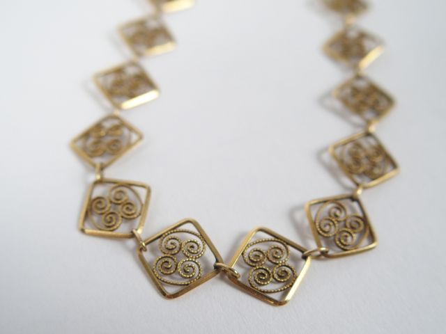 Collier or jaune à décor de médaillons filigranés. 42cm Poids: 6,4gr