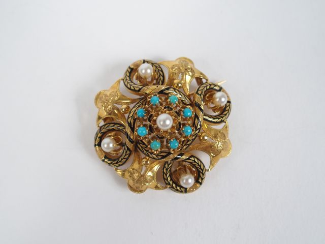 Broche Napoléon III en or jaune décor gravée et émaillé noir, rehaussé