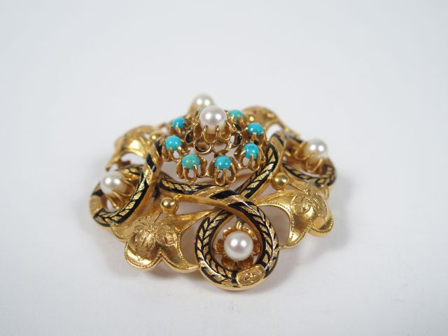 Broche Napoléon III en or jaune décor gravée et émaillé noir, rehaussé