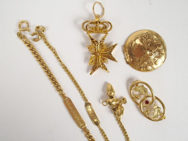Lot d'or comprenant: -broche or jaune décor de feuilles de houx, rehau
