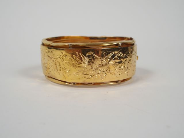 Bracelet large Napoléon III en or jaune finement gravé, décor d'oiseau