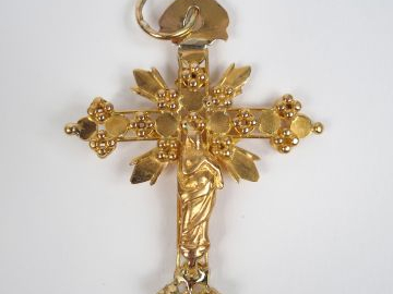 Croix de communiante en or jaune, décor double face (soudure). 4,5cm P